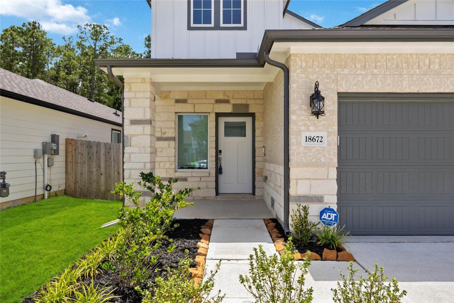 Front porch welcomes you in this recent constructed home that is ready to move in! Front porch welcomes you in this recent constructed home that is ready to move in!