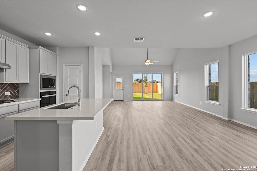 Spacious, unfurnished interior of a new home in Sunflower Ridge, New Braunfels (Image 26).