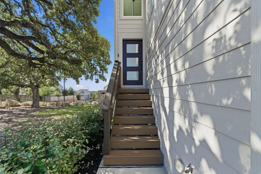 Exterior details and patio area of a home in Rose Hill, San Antonio (Image 3).