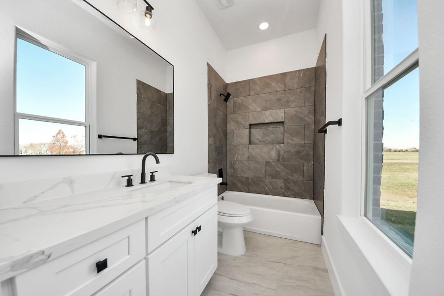 Secondary room private en suite bathroom