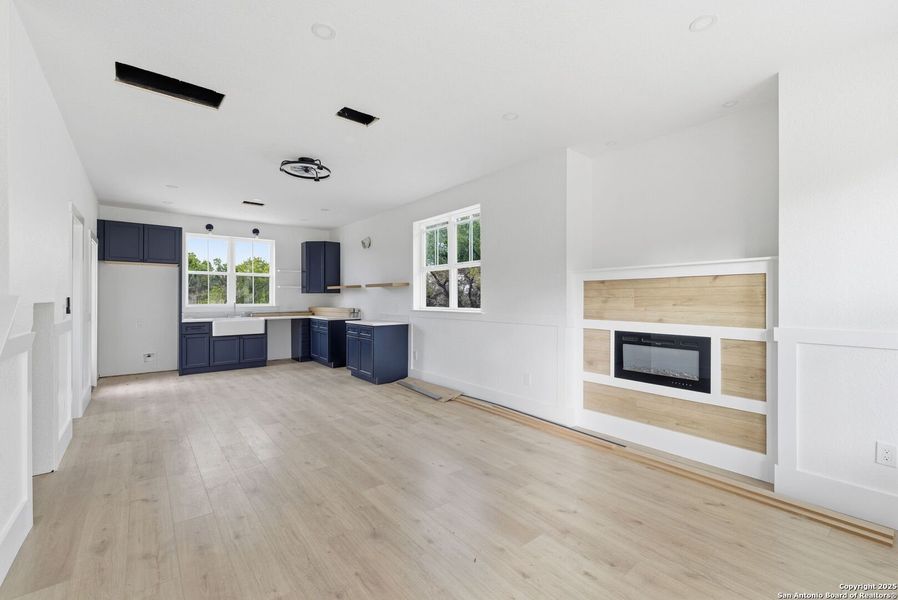 Spacious, unfurnished interior of a new home in , Bandera (Image 12).