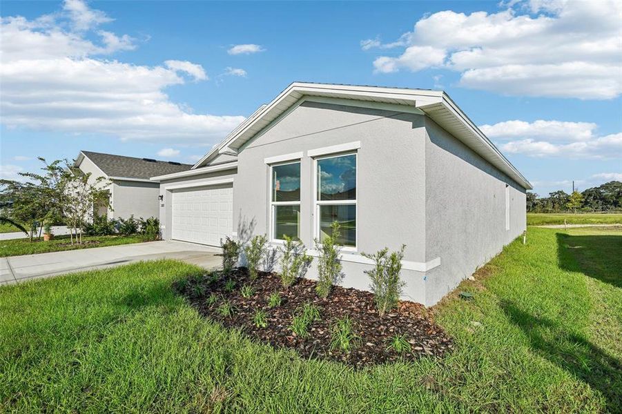 Exterior details and patio area of a home in West Oak, Ocala (Image 6).