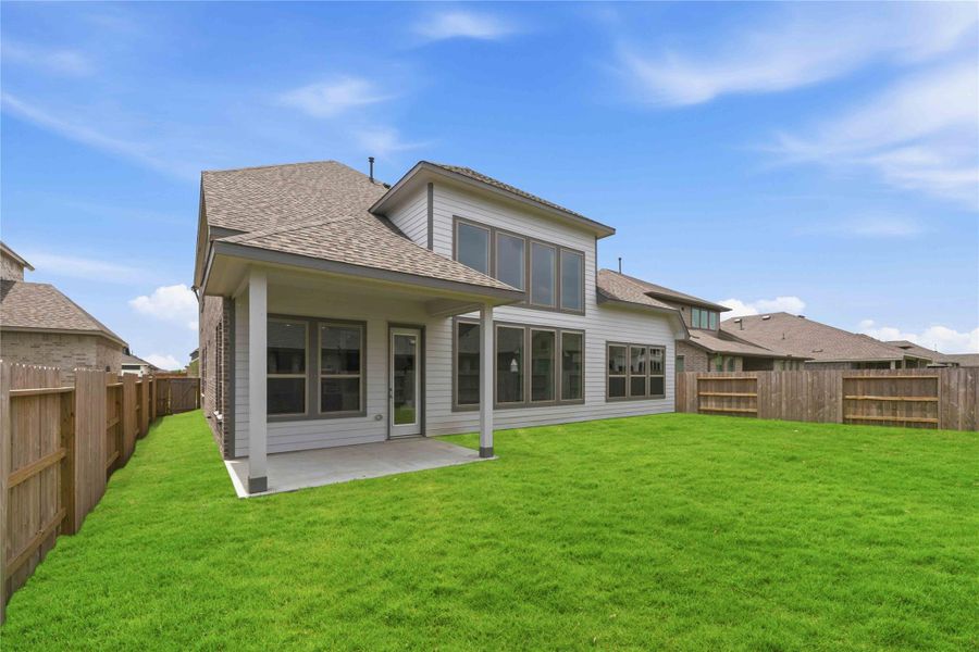 Exterior details and patio area of a home in Canterra Creek  60', Rosharon (Image 4).