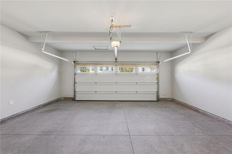 Spacious, unfurnished interior of a new home in The Oaks at Dawson, Dawsonville (Image 32).