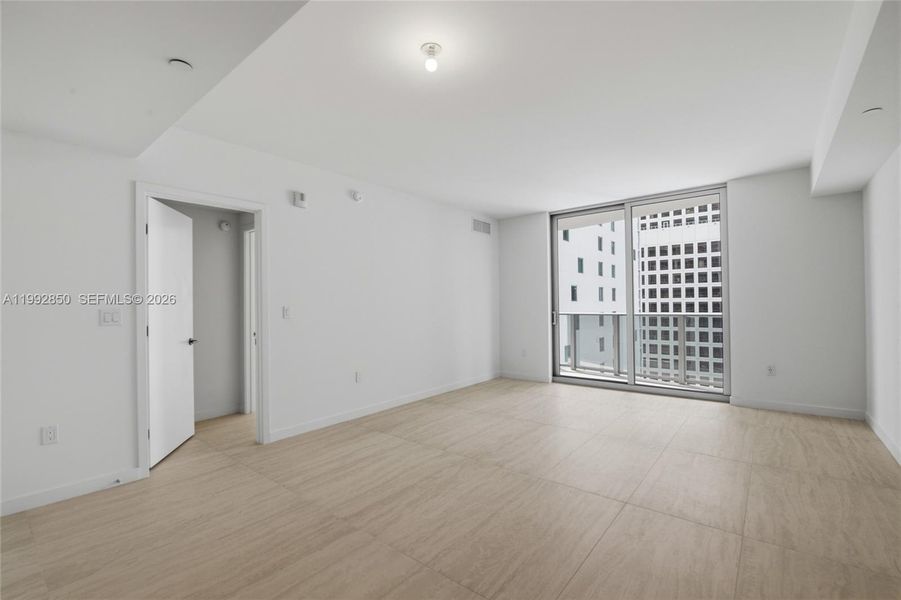 Spacious, unfurnished interior of a new home in , Miami (Image 14).