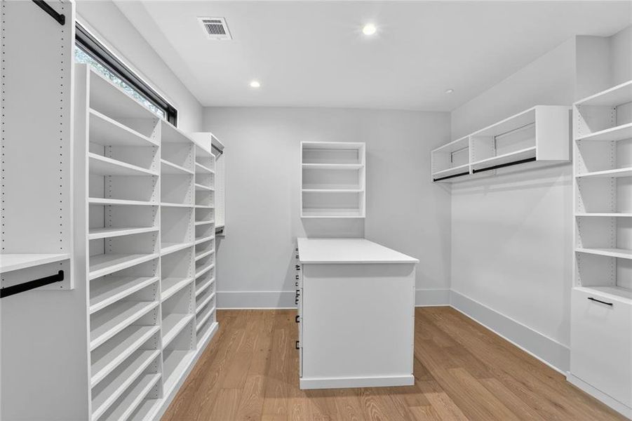 Spacious, unfurnished interior of a new home in , Brookhaven (Image 38).