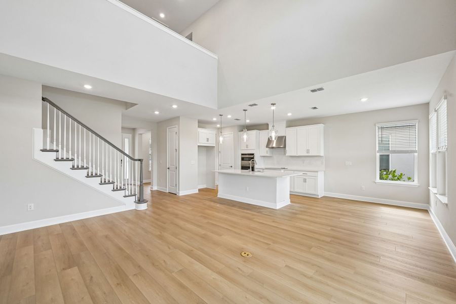 Spacious, unfurnished interior of a new home in Tiburon, Nokomis (Image 13).