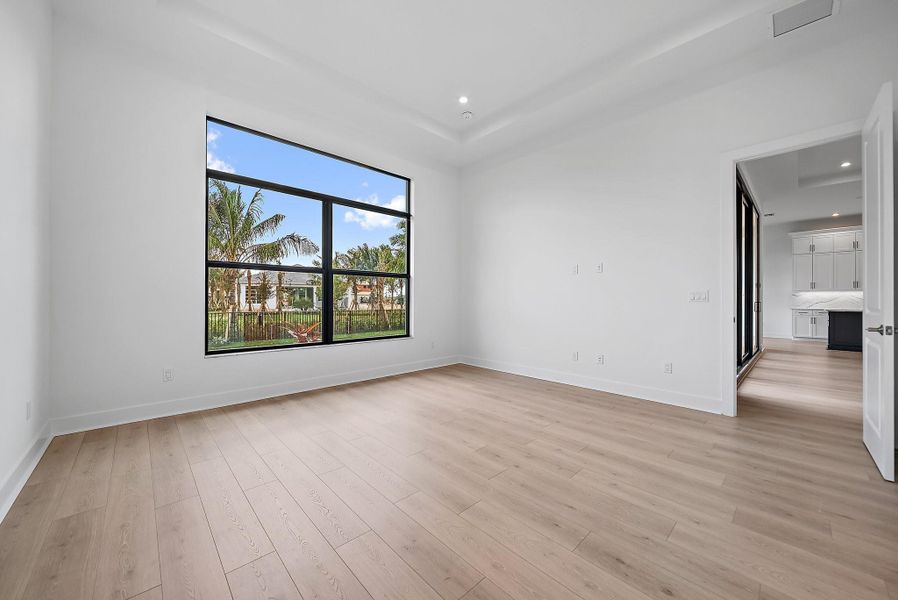 Spacious, unfurnished interior of a new home in , Palm Beach Gardens (Image 39).