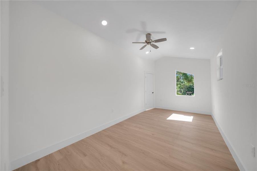 Spacious, unfurnished interior of a new home in , Lehigh Acres (Image 39).