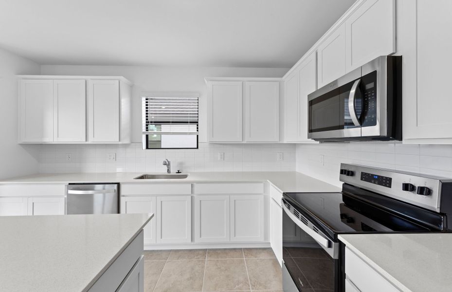 Furnished interior view inside a new home in Caloosa Cove, Labelle (Image 11).