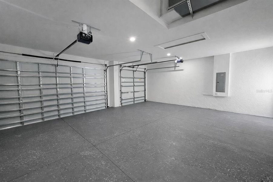 Spacious, unfurnished interior of a new home in , Cape Coral (Image 28).