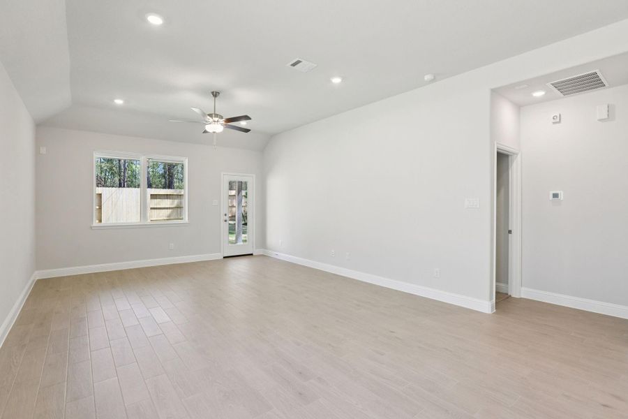 Spacious, unfurnished interior of a new home in Woodhavyn 40', Magnolia (Image 36).