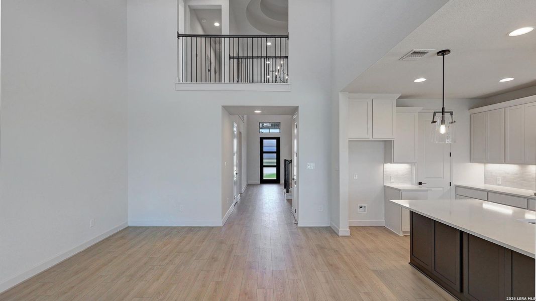 Spacious, unfurnished interior of a new home in Haby Hill, San Antonio (Image 25).