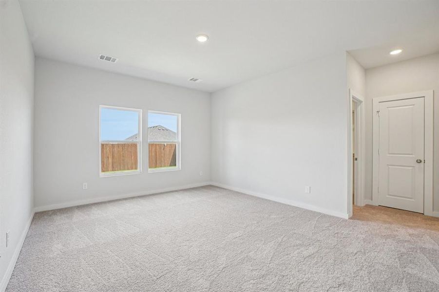 Spacious, unfurnished interior of a new home in Lone Oak, Alvarado (Image 32).