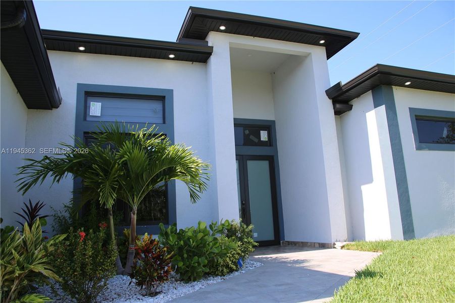 Exterior details and patio area of a home in , Cape Coral (Image 3).