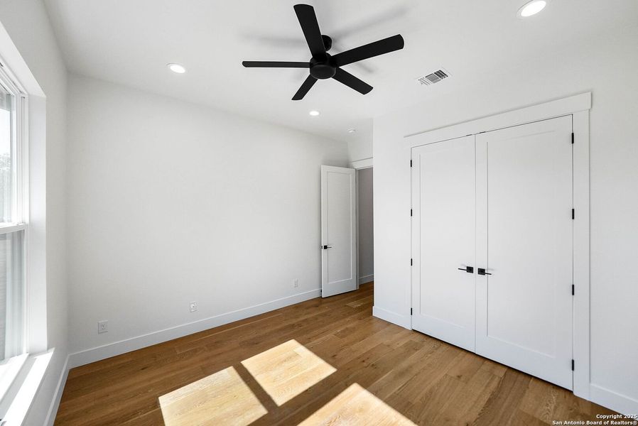 Spacious, unfurnished interior of a new home in , Bandera (Image 36).