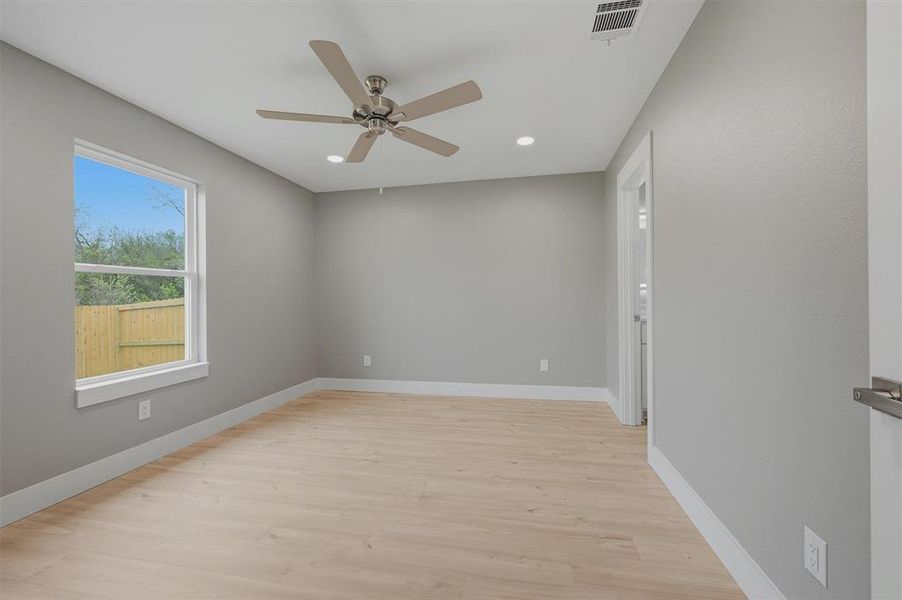 Spacious, unfurnished interior of a new home in , Sherman (Image 20).