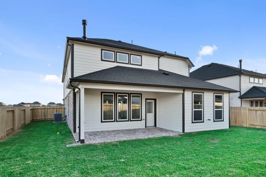 Exterior details and patio area of a home in Briarwood Crossing, Rosenberg (Image 4).