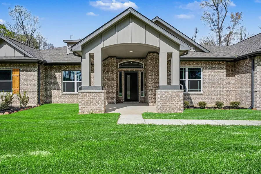 Exterior details and patio area of a home in Encino Estates, Dayton (Image 3).