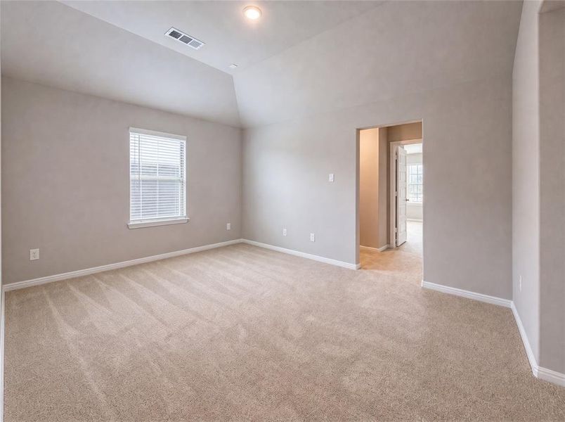 Spacious, unfurnished interior of a new home in Sagebrook, Denton (Image 18).