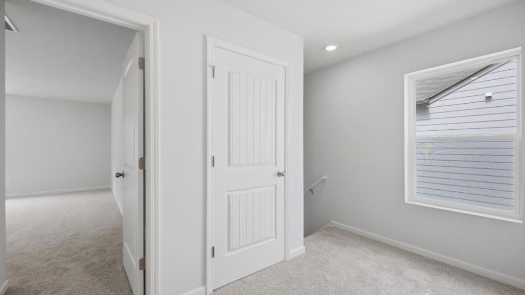 Spacious, unfurnished interior of a new home in Oaks at Cedar Grove, Fairburn (Image 19).