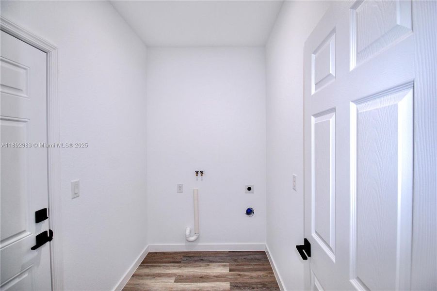 Spacious, unfurnished interior of a new home in , Lake Placid (Image 17).