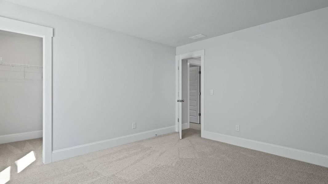 Spacious, unfurnished interior of a new home in Sheep Island, Summerville (Image 12).