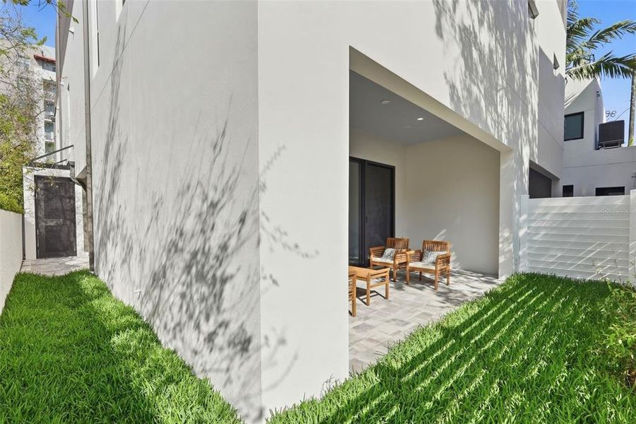 Exterior details and patio area of a home in , St. Petersburg (Image 32).