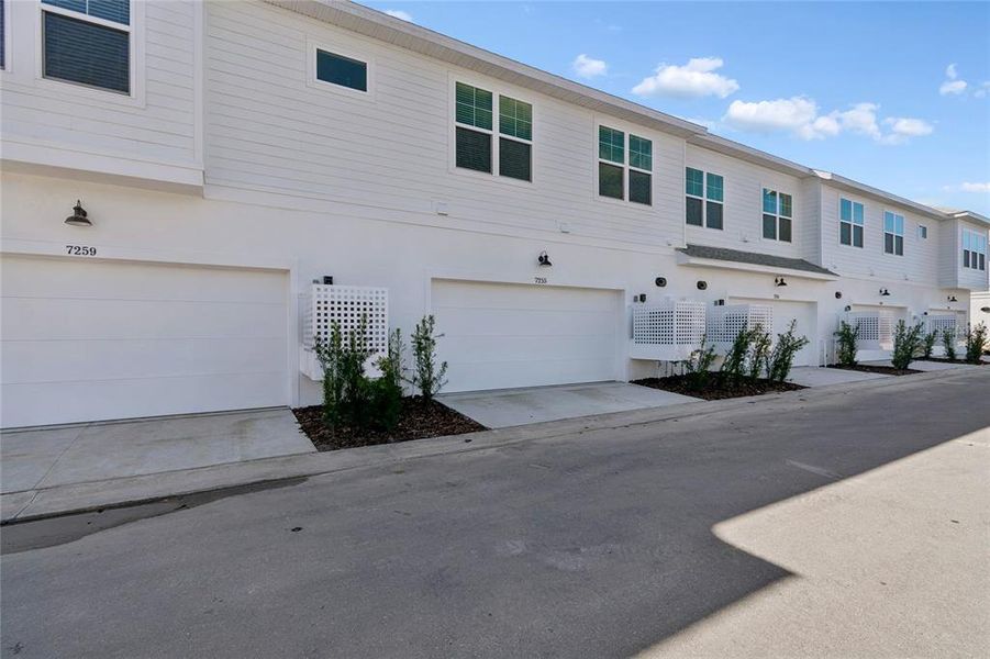 Exterior details and patio area of a home in Emerald Landing at Waterside at Lakewood Ranch – Towns, Sarasota (Image 24).