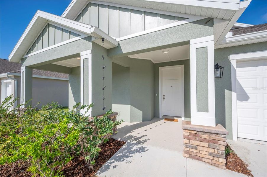 Exterior details and patio area of a home in , Mulberry (Image 3).