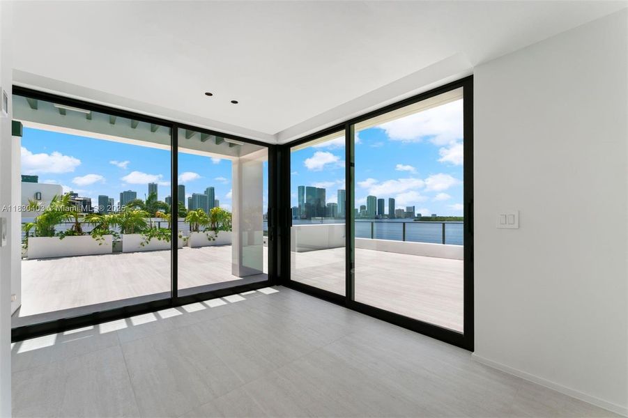 Spacious, unfurnished interior of a new home in , Miami Beach (Image 17).