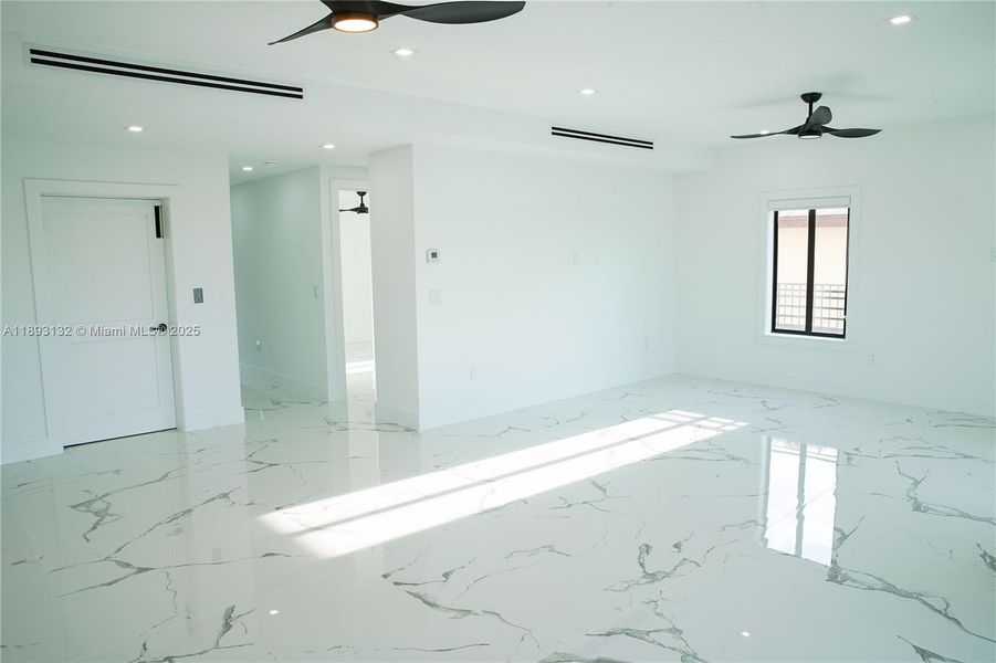 Spacious, unfurnished interior of a new home in , Tavernier (Image 46).