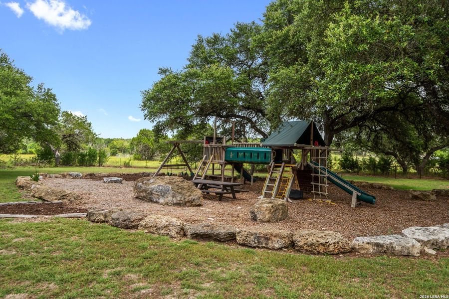 Community amenities in , Fischer (Image 35).