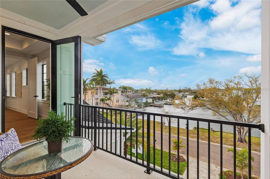 Exterior details and patio area of a home in , St. Petersburg (Image 25).