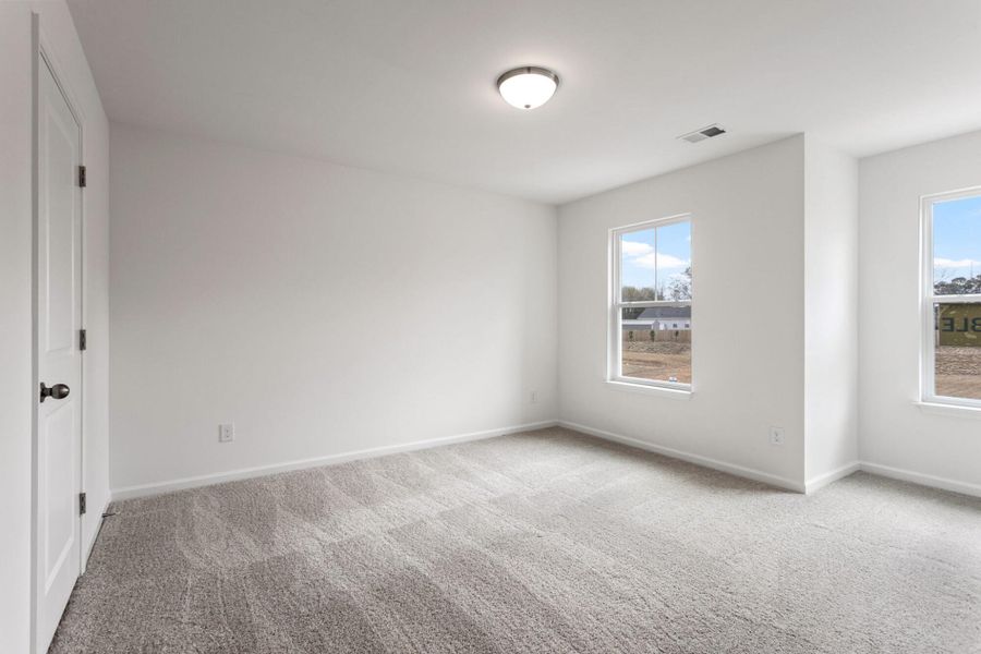 Spacious, unfurnished interior of a new home in Bellevue, Greenville (Image 29).