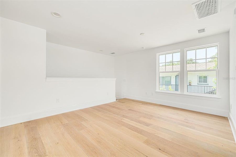Spacious, unfurnished interior of a new home in , St. Petersburg (Image 23).