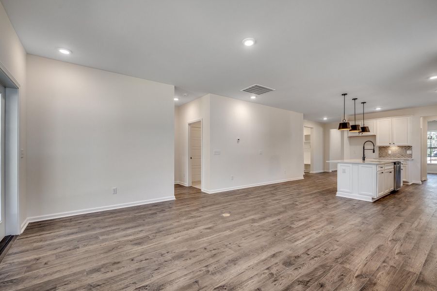 Spacious, unfurnished interior of a new home in The Oaks, Goose Creek (Image 17).