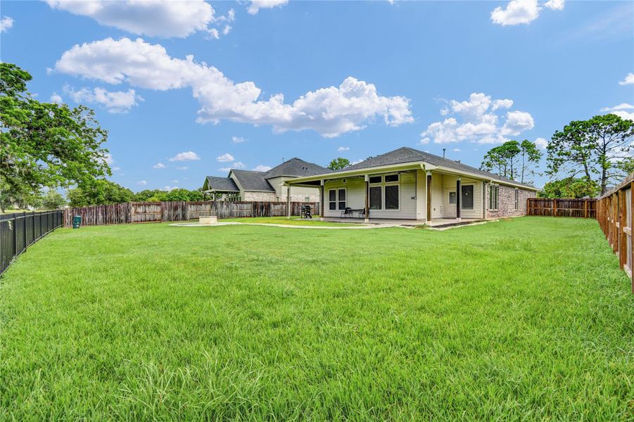 Huge backyard with plenty of room to add a pool! Huge backyard with plenty of room to add a pool!