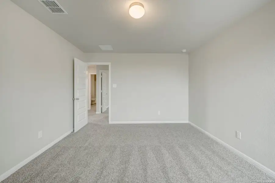 Spacious, unfurnished interior of a new home in Mesquite Ridge, San Antonio (Image 31).