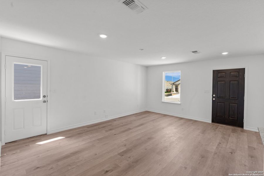 Spacious, unfurnished interior of a new home in Vista Real, Converse (Image 15).