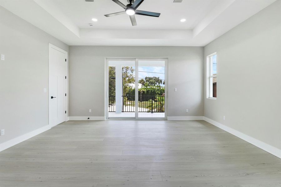 Spacious, unfurnished interior of a new home in , Jensen Beach (Image 55).