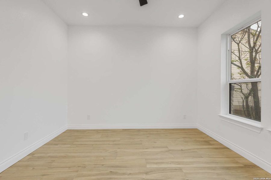 Spacious, unfurnished interior of a new home in , Bandera (Image 23).