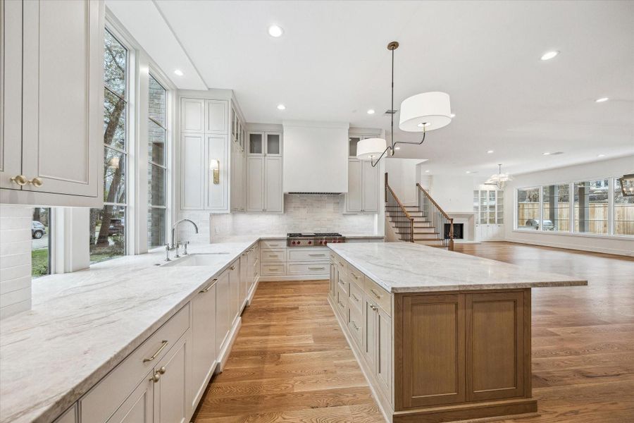 Great flow between Chiefs kitchen and main family areas! Great flow between Chiefs kitchen and main family areas!