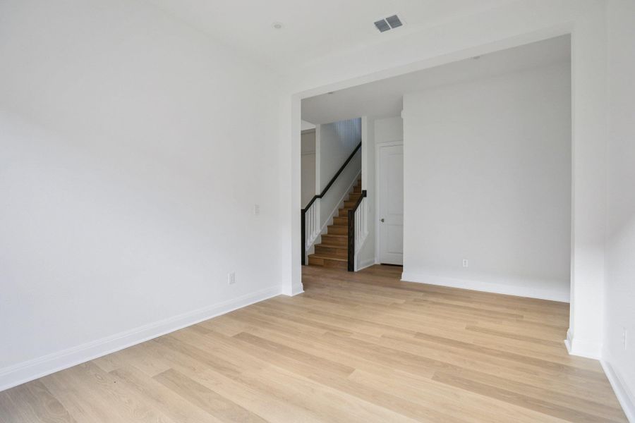 Spacious, unfurnished interior of a new home in Persimmon, Buda (Image 11).