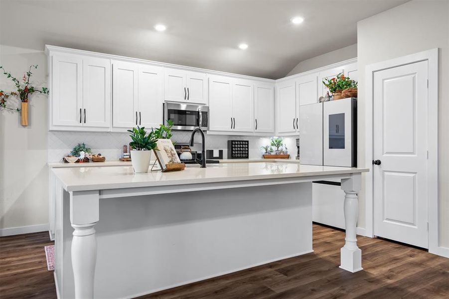 Furnished interior view inside a new home in Trail Creek, Cleburne (Image 9).