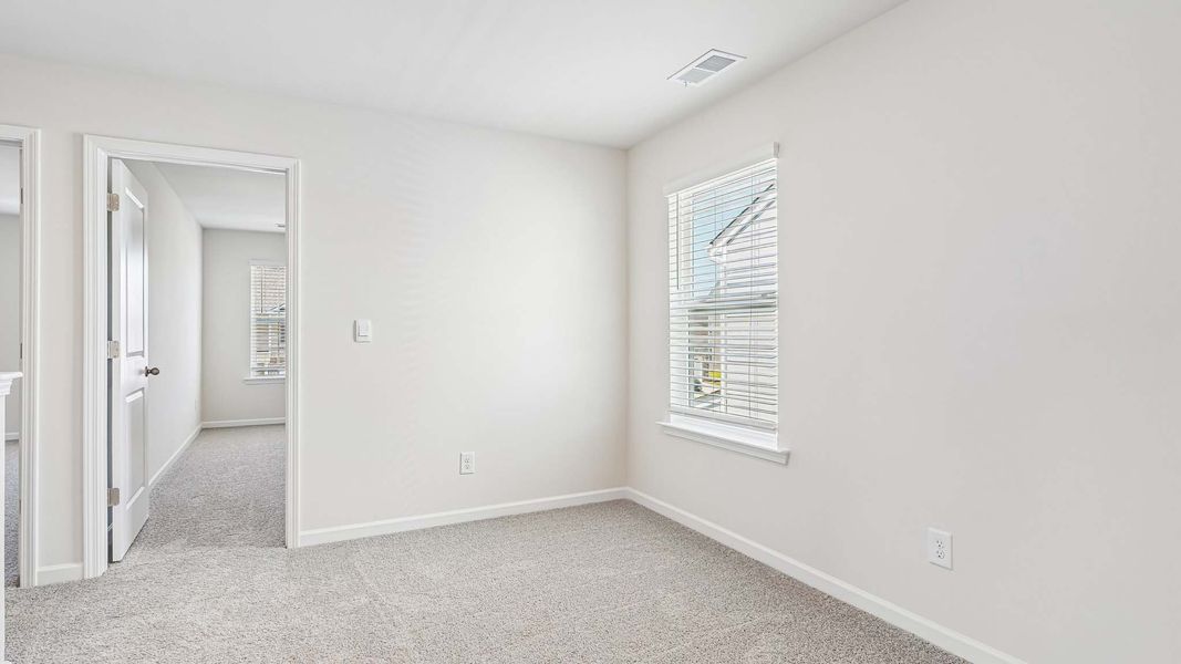 Spacious, unfurnished interior of a new home in Fergus Crossing, York (Image 19).