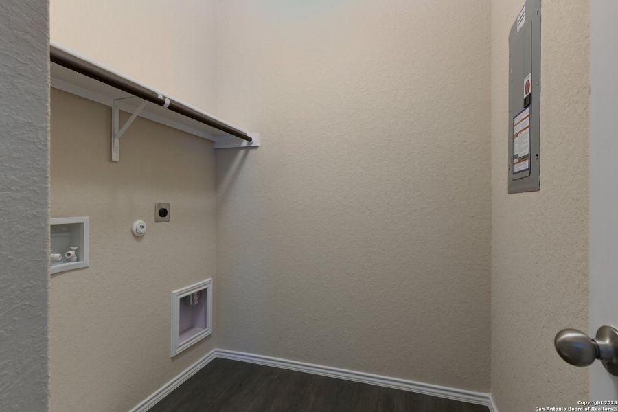 Spacious, unfurnished interior of a new home in Somerset Trails, San Antonio (Image 21).