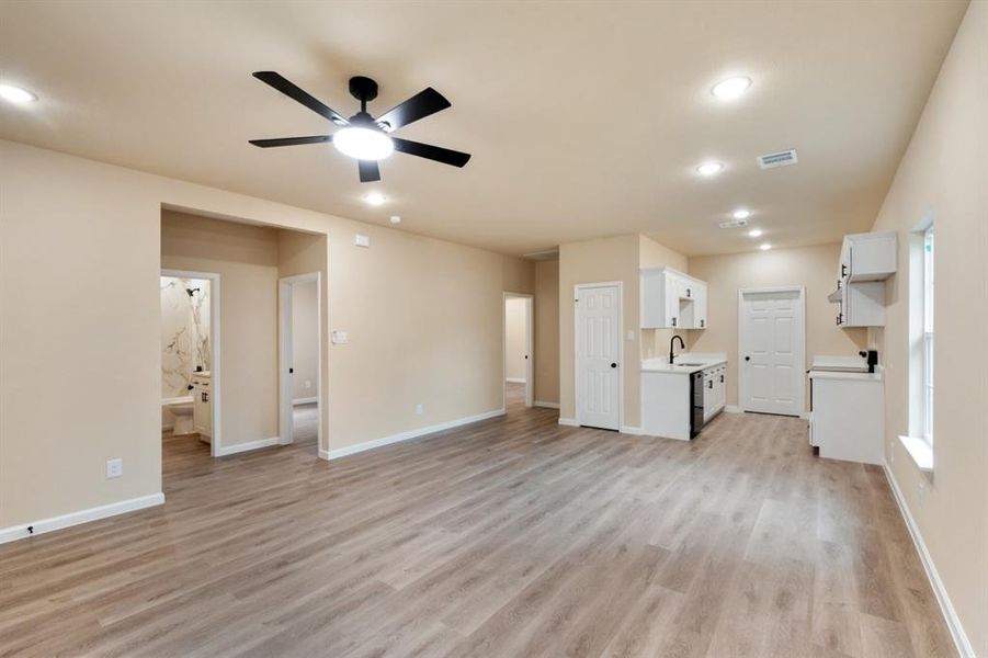 Spacious, unfurnished interior of a new home in , Mabank (Image 12).