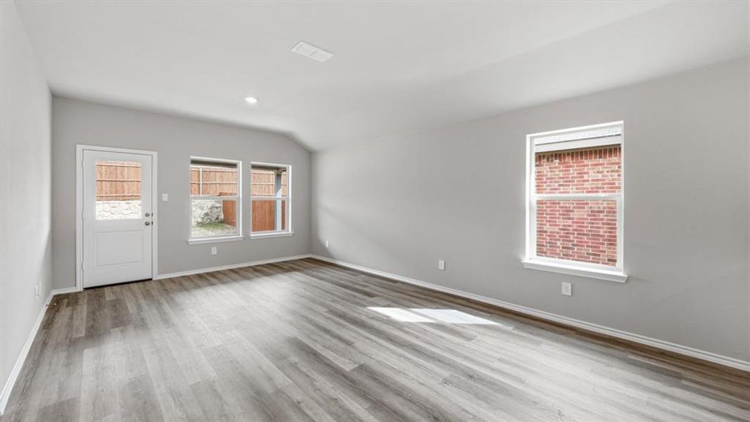 Spacious, unfurnished interior of a new home in Hickory Grove, Krum (Image 16).