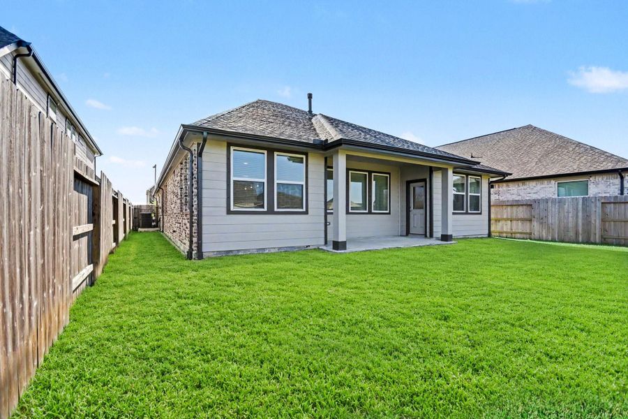 Exterior details and patio area of a home in , League City (Image 17).